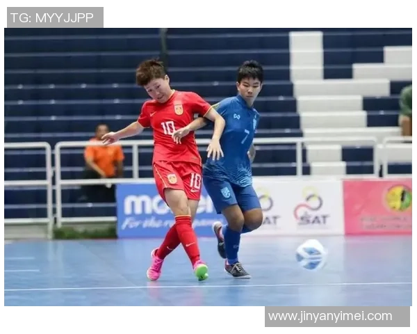 二十岁女人如同足球在青春的赛场上奔跑追逐梦想与自由