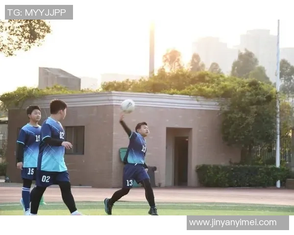 绿茵场上的诗意瞬间足球之美在每一次进攻与防守中绽放