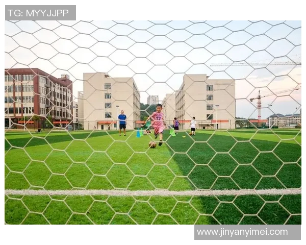 阳光洒满绿茵场午后踢足球的快乐时光与友谊的传递